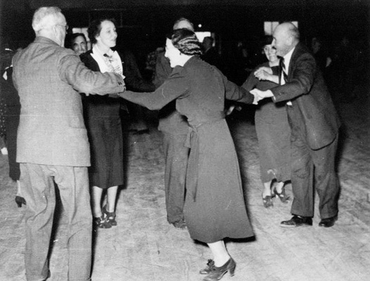 couples dancing